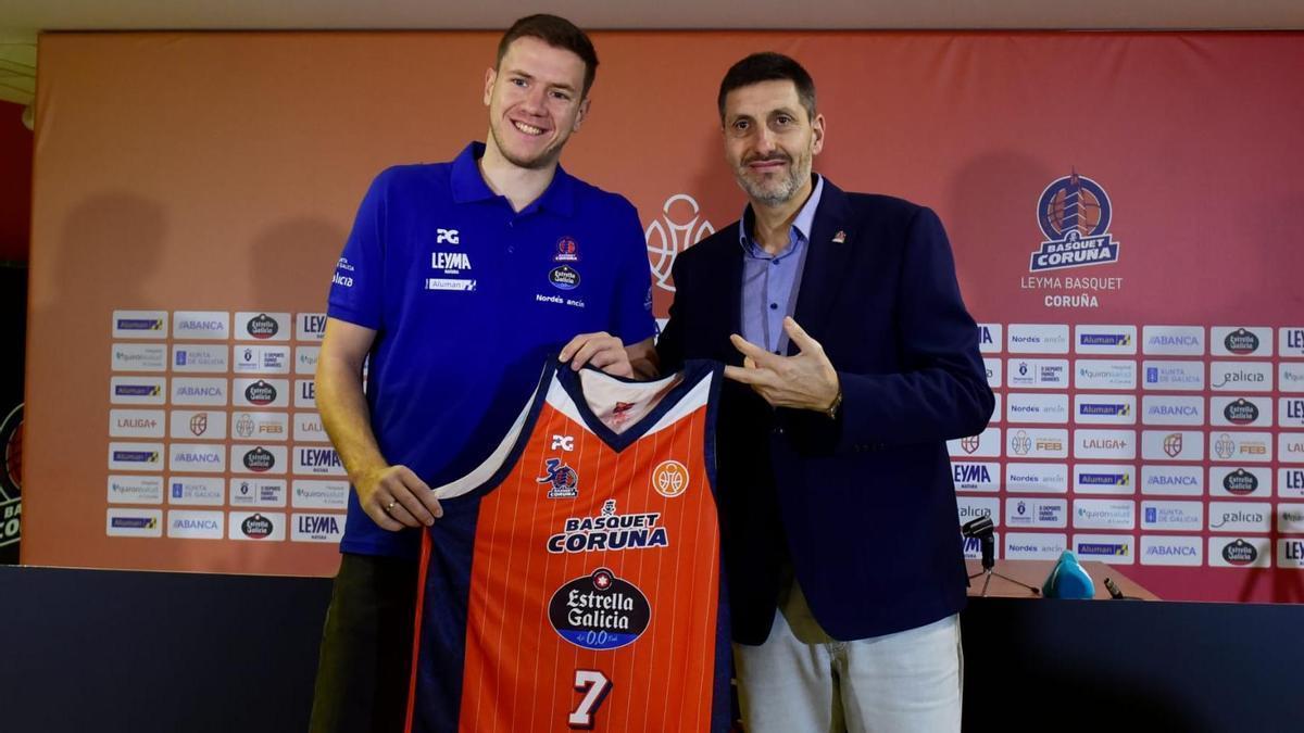 Strahinja Micovic y Charly Uzal, en la presentación del jugador en el Coliseum