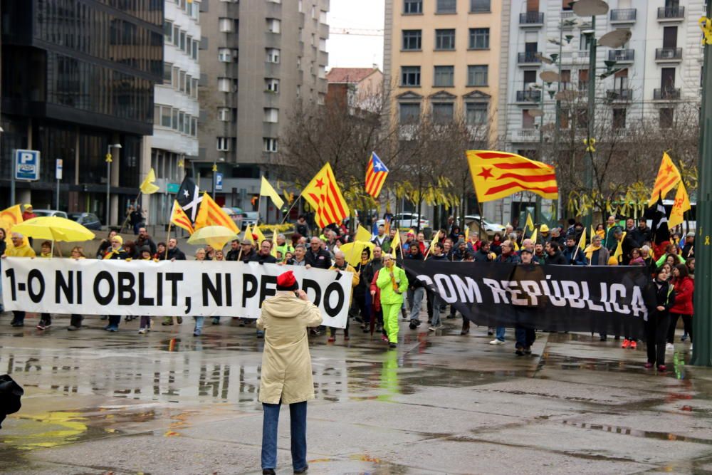 La 'marxa groga' a la plaça de l'1 d'Octubre de Girona