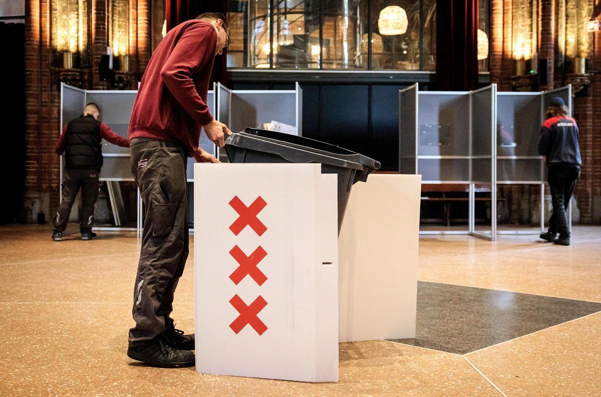 Preparativos en un colegio electoral de Países Bajos