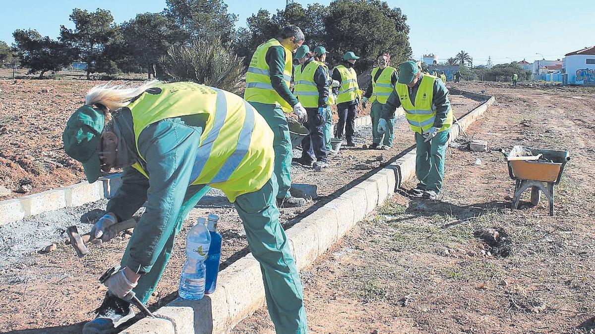 Los contratados a través del programa ‘Jornals de Vila’ han realizado, entre otras funciones, tareas de jardinería.