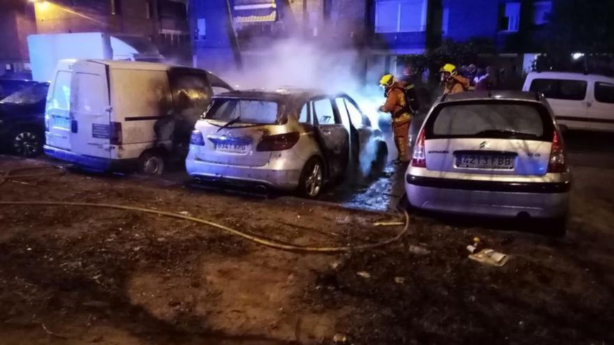 Arden tres coches aparcados en Sagunt