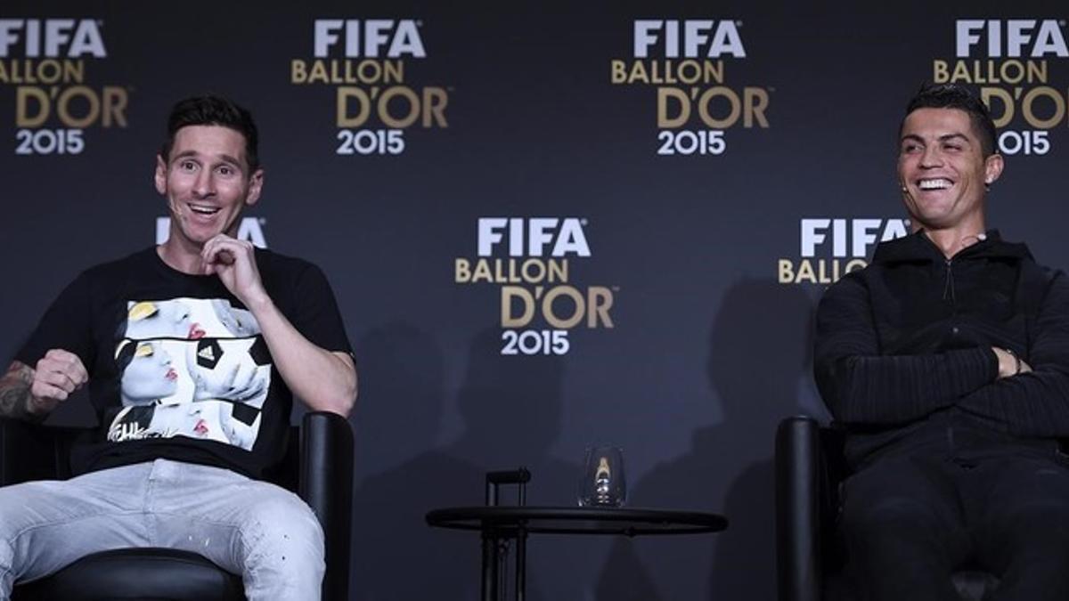 Messi y Cristiano escuchan relajados las preguntas en la rueda de prensa previa a la gala del Balón de Oro de Zúrich.