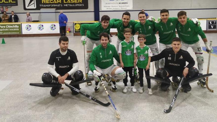 La plantilla del Liceo posa en Caldes con los hermanos Adrián y David Cabarcos, ganadores del &#039;reto Vueling&#039;.