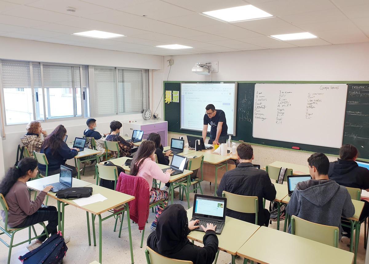 Alumnos en un instituto de Vigo con sus portátiles, en imagen de archivo.