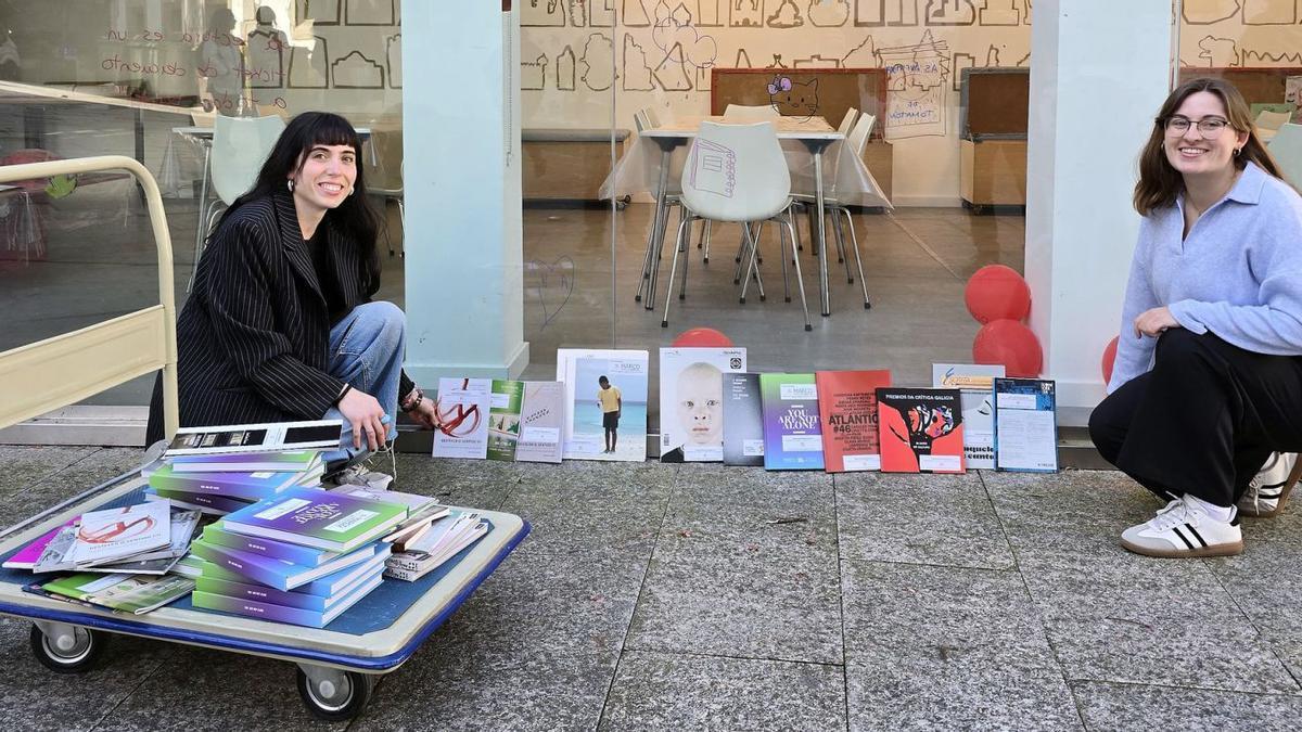 Momento en el que personal de la biblioteca liberóayer algunos libros.