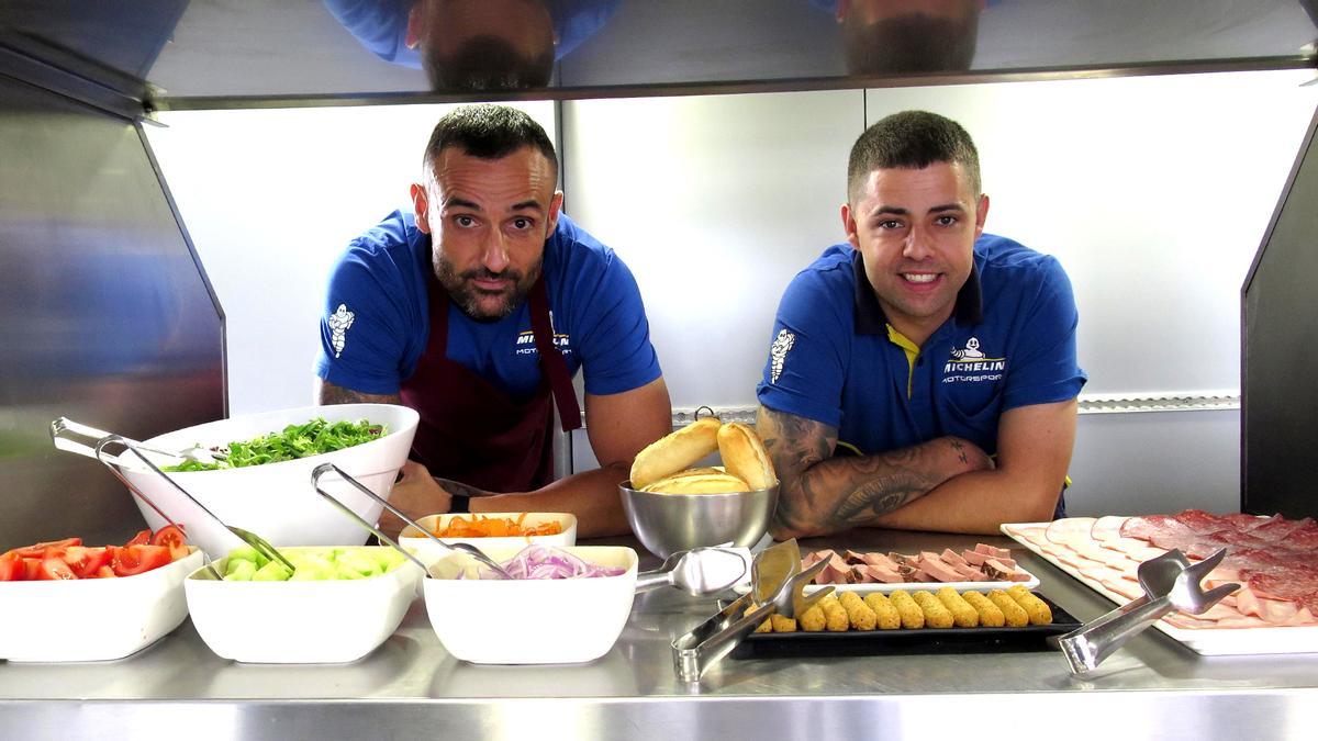 El cocinero Ángel Escobar, a la izquierda, y Eneko Mikel, su ayudante y pinche, en el camión-cocina-comedor de Michelin en el Mundial de MotoGP
