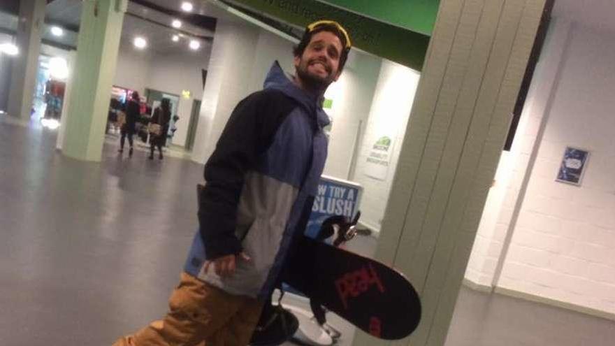 Joaquín Outeda Santiago &quot;Quinso&quot;, con una tabla de snowboard. // FdV