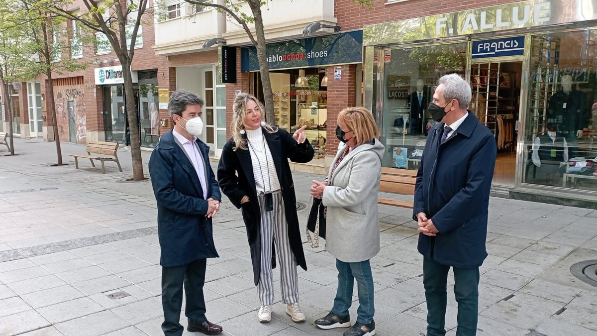 El alcalde de Huesca, Luis Felipe; la concejala de Desarrollo, Rosa Gerbás; el secretario general de Ceos-Cepyme Huesca, Salvador Cored; y la presidenta de la Asociación de Comerciantes de Huesca, Susana Lacostena.