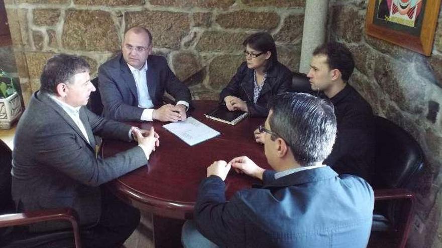 Manuel Cuíña, Antonio Lamas y la gerente de la AED, Chus García, junto a otros dos directivos del colectivo empresarial, ayer, durante la reunión en el despacho de la Alcaldía de Silleda.