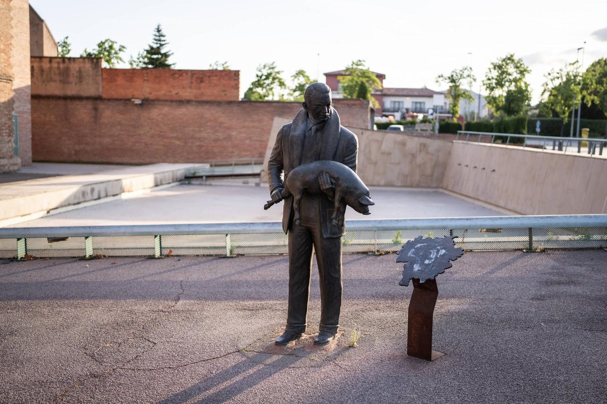 Escultura 'El Porquer', en homenaje al sector ganadero de Osona, enfrente a la sede local de la Cambra de Comerç de Vic.