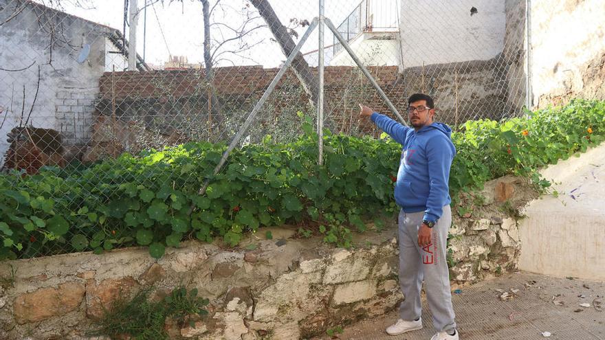 Los vecinos reclaman que la calle Olivar, en las Cuevas del Palo, enlace con la calle Uruguay, detrás de esta parcela municipal.