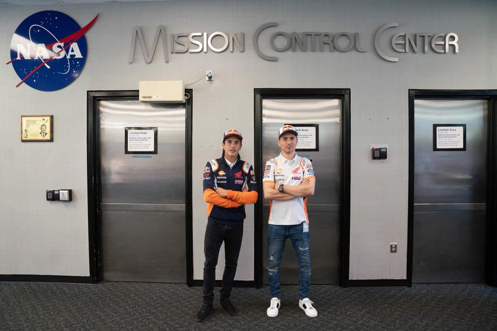 Marc Márquez y Jorge Lorenzo visitan la NASA