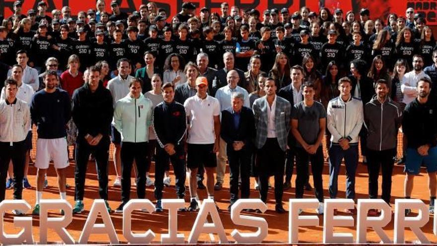 El tenista de Xàbia David Ferrer, flanqueado por Federer y Nadal, posa ayer con otros jugadores, técnicos, recogepelotas y responsables del Mutua Madrid Open.