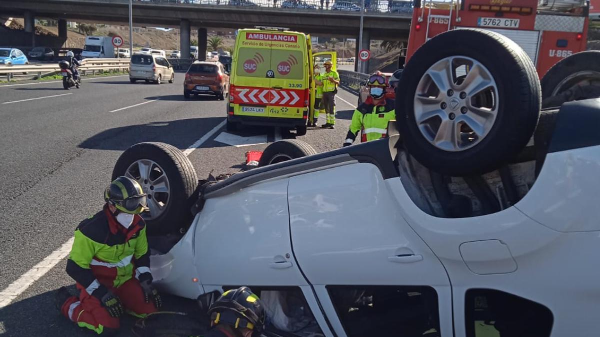 Vuelca un coche en la Circunvalación