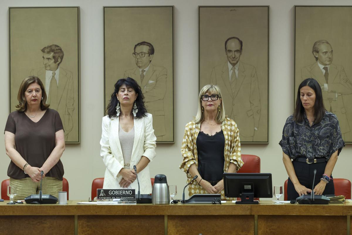 MADRID, 31/08/2026.- La ministra de Igualdad, Ana Redondo (2i), comparece para informar de la gestión tras la entrada masiva de los 30 y 31 de julio en Ceuta este lunes, en el Congreso. EFE/ Kiko Huesca