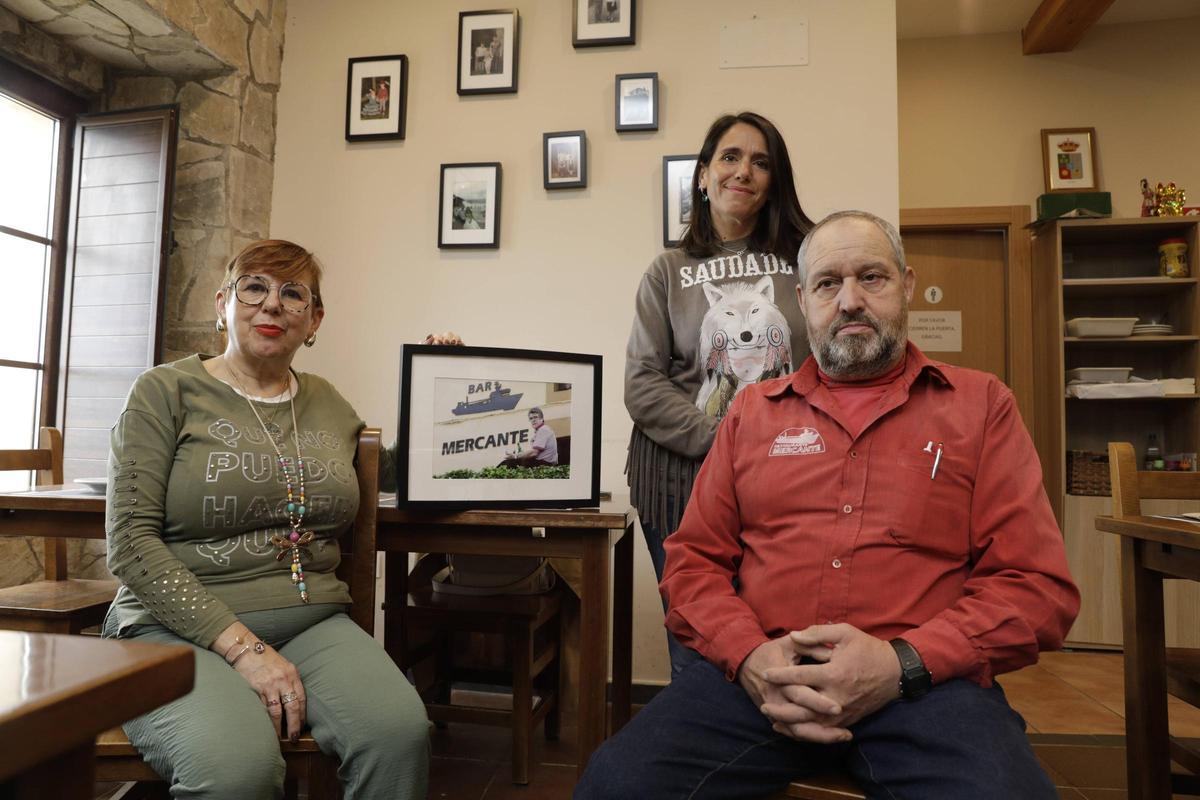 Por la izquierda, Marisa Varas, Rocío Suárez y Celso Suárez, con una fotografía del fallecido Julio Suárez.