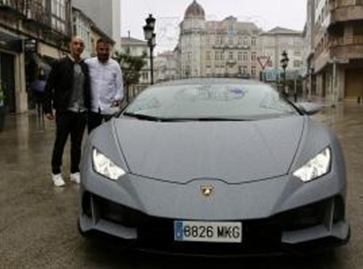 Lamborghini, McLaren ou Ferrari, entre os vehículos cos que o avogado sortea unha experiencia de pilotaxe entre
a súa clientela. | Bernabé