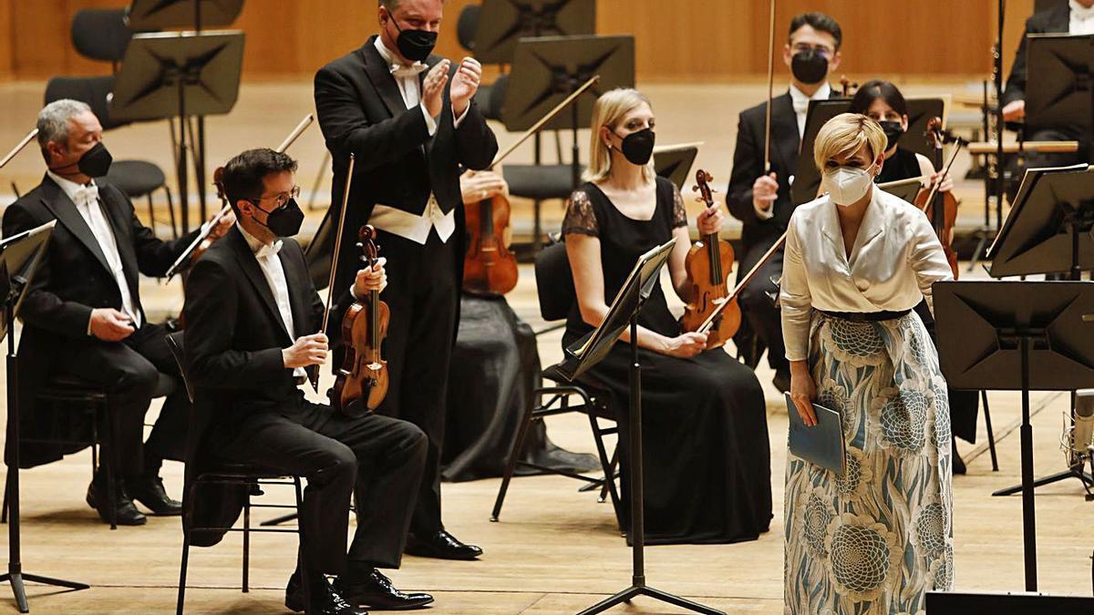 Beatriz Díaz, saludando al público ayer en el Auditorio. | Luisma Murias