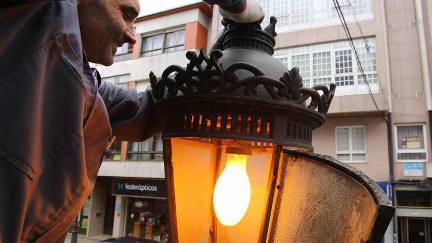 Reposición de lámpara en una farola de Lalín. // Bernabé/Gutier