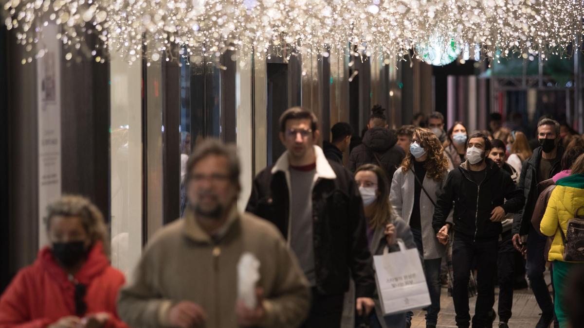 Ciudadanos de compras por València estas navidades