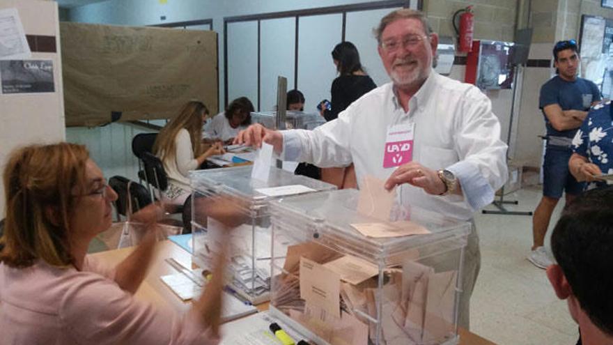 Enrique Lareo, cabeza de lista de UPyD por Pontevedra, ejerciendo su derecho a voto