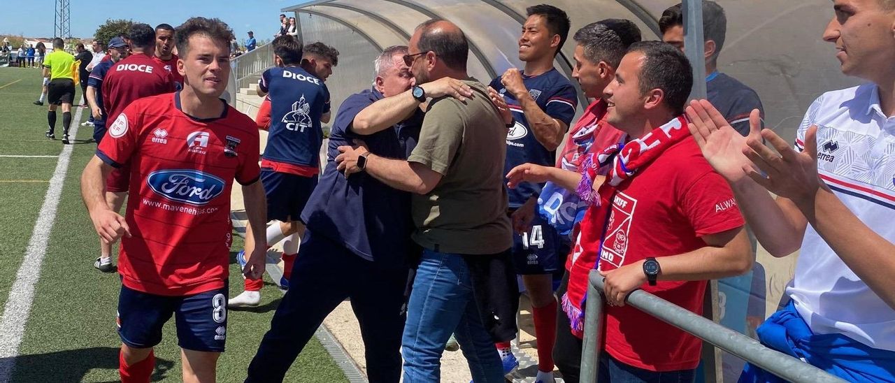 Alfonso Abreu se abraza a Adolfo Senso tras el tercer gol del Diocesano en Calamonte.