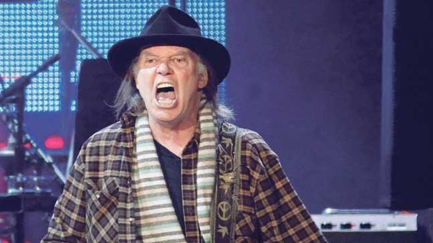 Neil Young canta el ´Born in the USA´ de Springsteen durante un concierto en L.A.