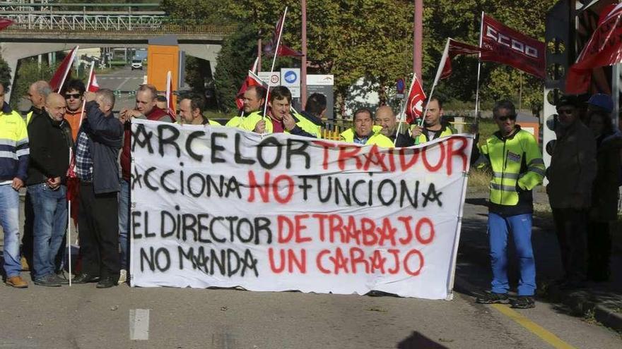 Los trabajadores de Acciona, concentrados ayer a la entrada de Arcelor en Trasona.