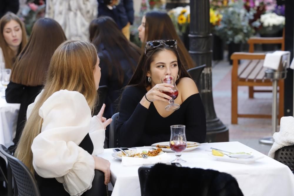 Algunos murcianos no perdonan su visita a la Plaza de las Flores para despedir el año