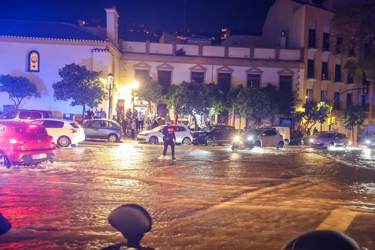 Inundación en el barrio de la Victoria por una tubería rota