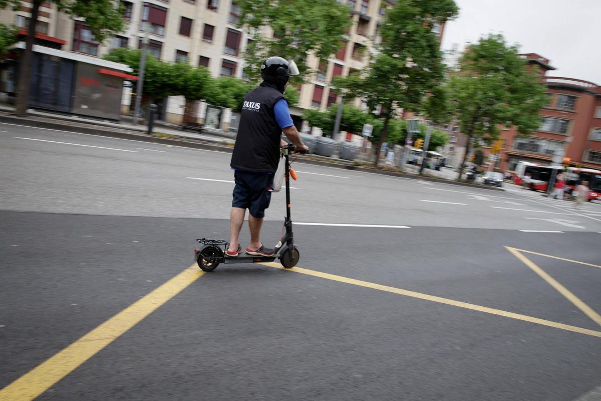 Un hombre en un patinete eléctrico en El Humedal.