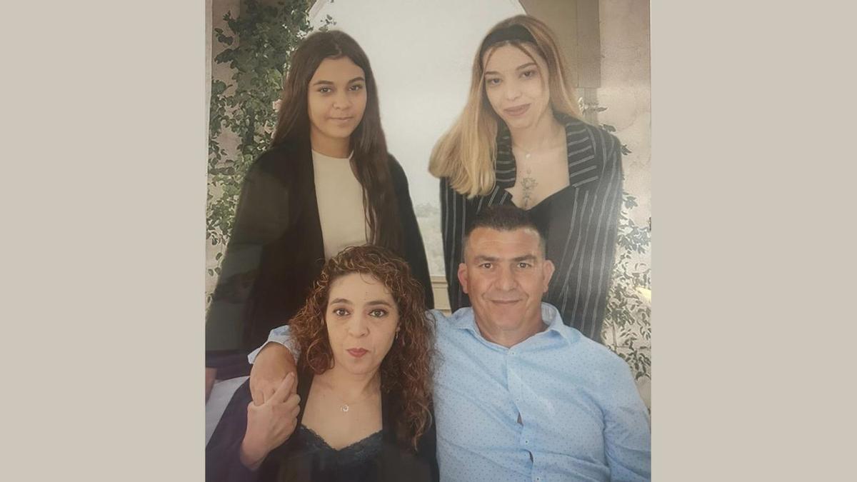 Nerea, con sus padres y su hermana mayor, en una foto familiar.