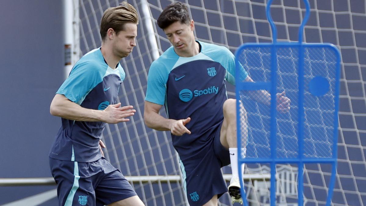 Lewandowski y De Jong, durante el entrenamiento del Barcelona de este martes.