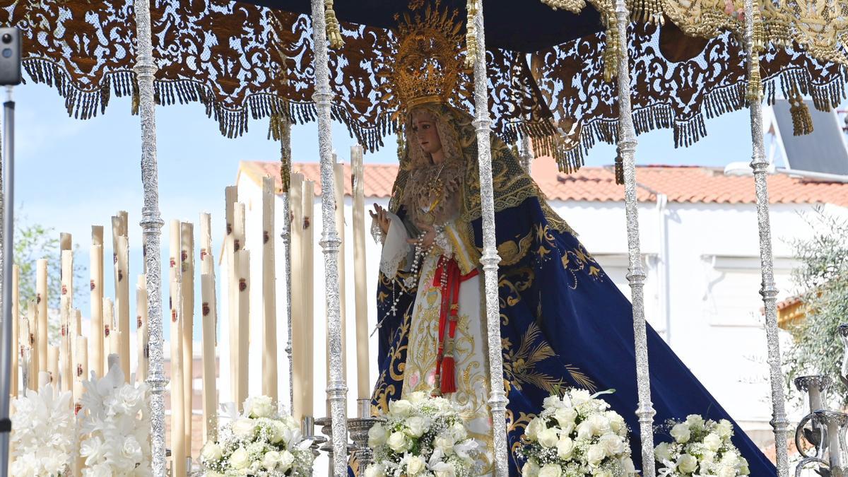 La Virgen de la Palma a la salida de la parroquia de San Roque, este domingo.