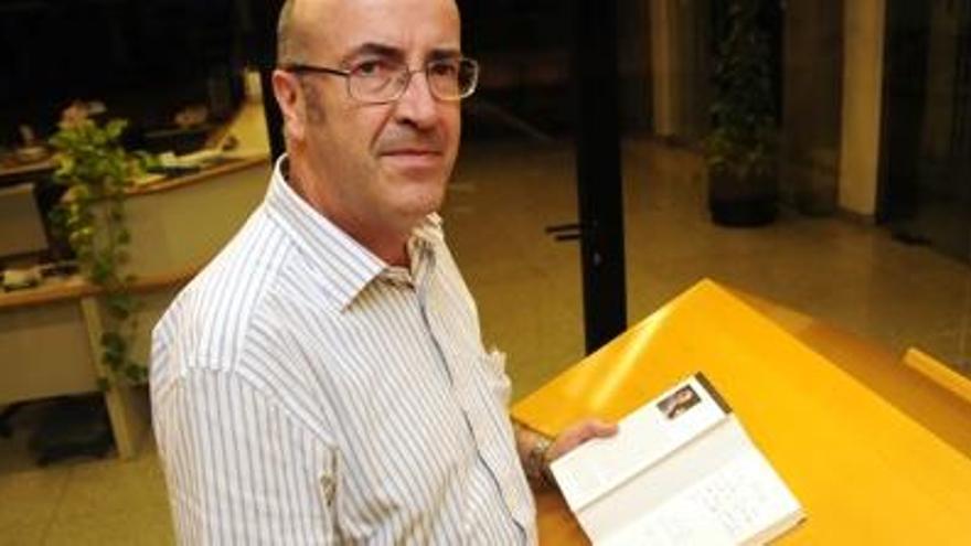 Miquel González, amb l&#039;exemplar d&#039;&quot;El caminant davant del congost&quot; que li va dedicar Pujol