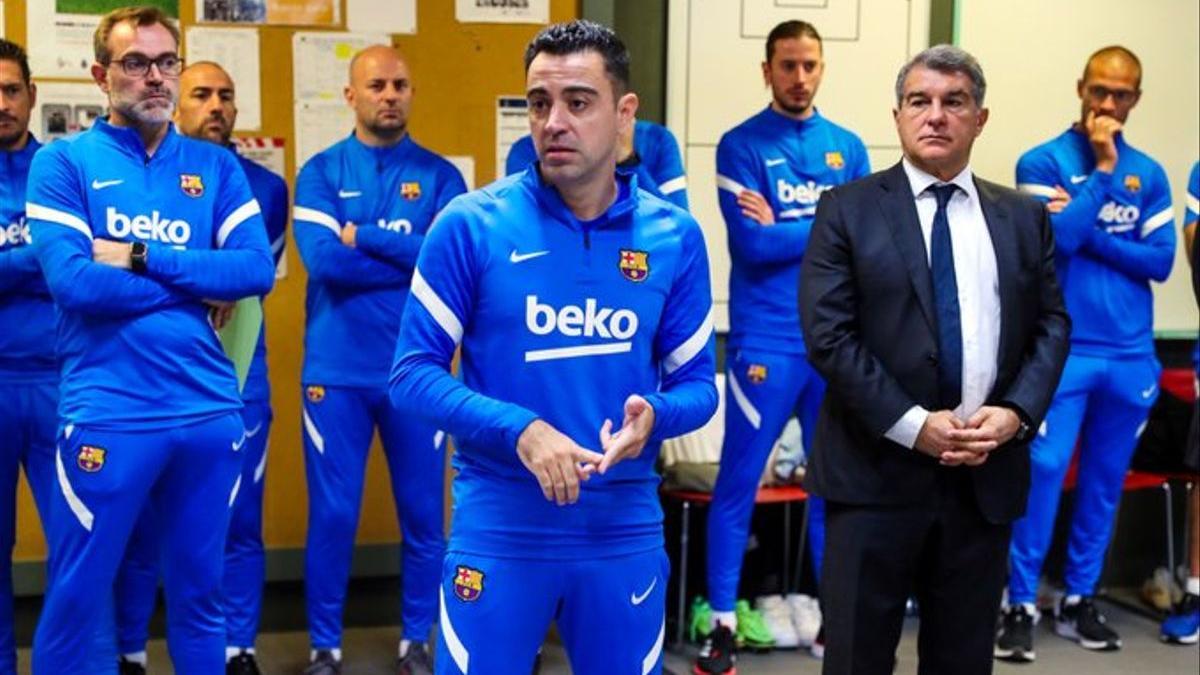 Xavi y Laporta, en el vestuario de la ciudad deportiva de Sant Joan Despí.