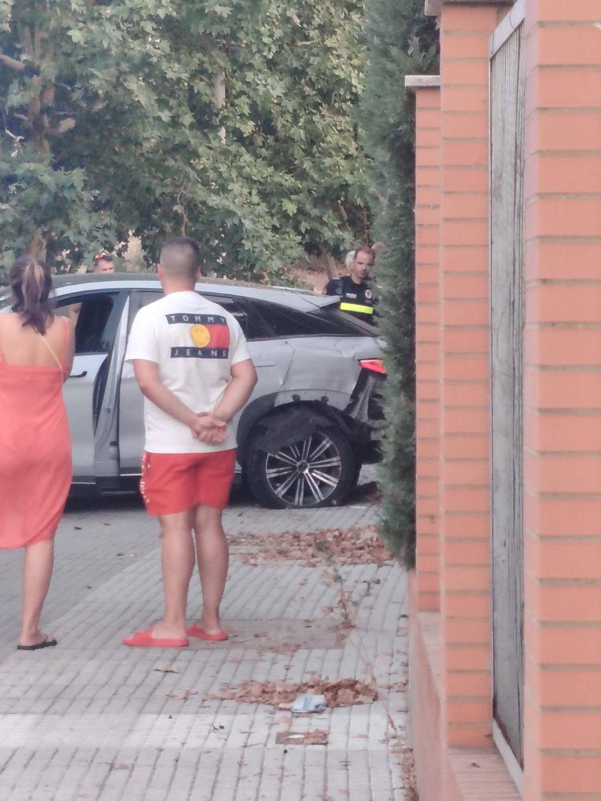 Daños en el cerramiento tras el aparatoso choque.