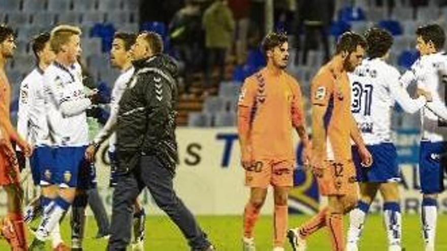 Oriol Alsina i els jugadors d&#039;ambdòs equips es van saludar al final dels noranta minuts.