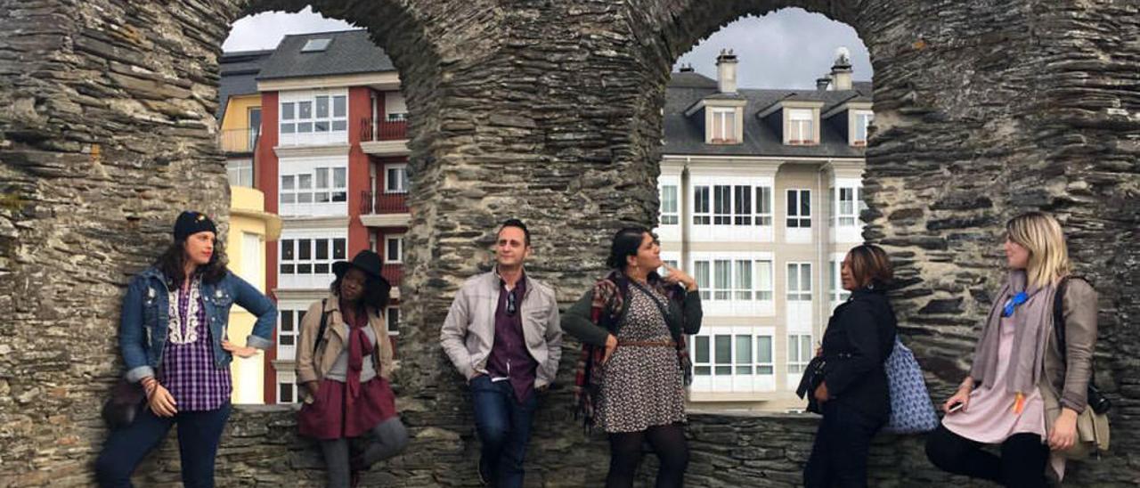 Roel con las representantes de las agencias de viajes de EE UU en la visita a la Muralla de Lugo. // FdV