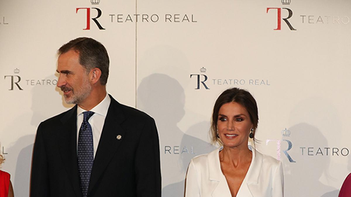 El 'white dress' con el que Letizia Ortiz se despide del verano