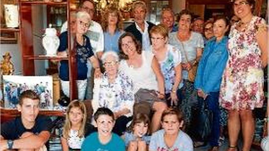 Blanes homenatja una àvia centenària