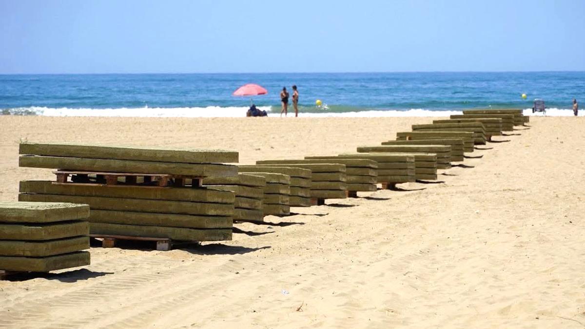 Imagen de las placas de hormigón ecológico que se están instalando en distintas zonas de la Playa de Punta Umbría.