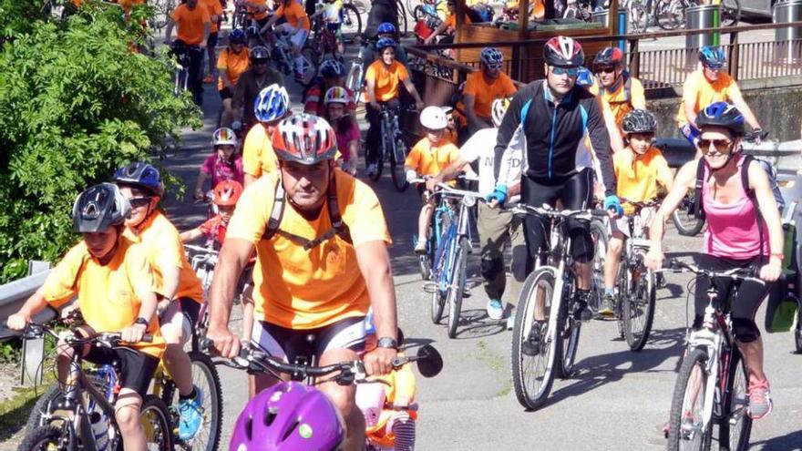 Los ciclistas, en plena marcha.