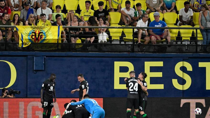 Los jugadores del Betis celebran el segundo gol (1-2), marcado por su compañero hispano-brasileño durante el partido de LaLiga que Villarreal CF y Real Betis disputaron en el estadio de La Cerámica en Villarreal. EFE/Andreu Esteban