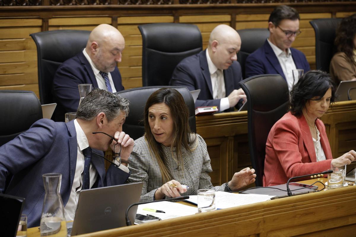 Ángela Pumariega charla con Jorge Pañeda; a su lado, la forista Montserrat López Moro.