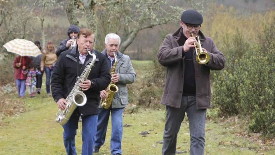 Los músicos durante el recorrido.