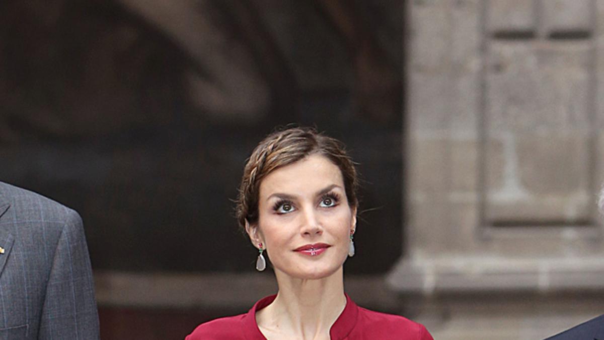 Letizia Ortiz con falda de neopreno de Felipe Varela