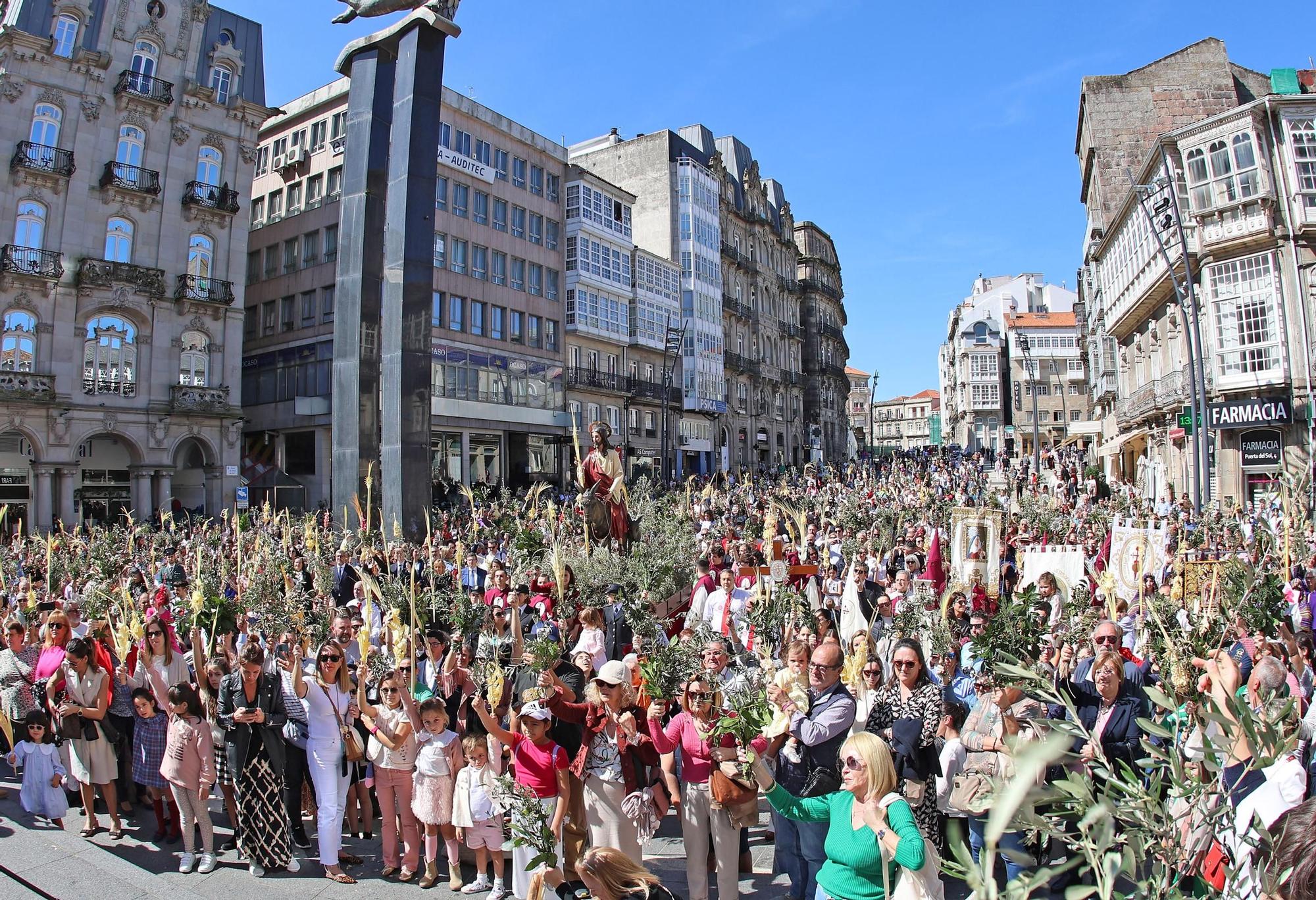 Cientos de fieles acompañan a la 'Borriquita' y bendicen sus ramos en Vigo