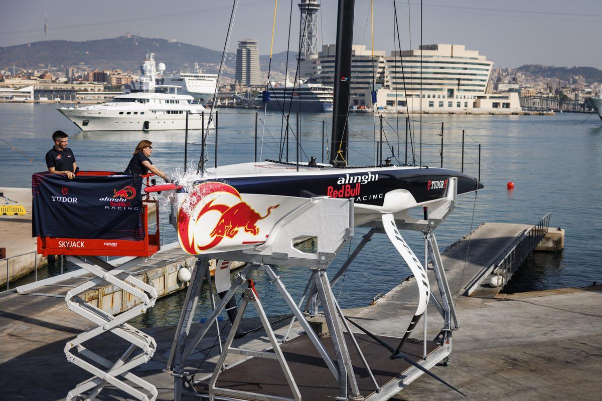 Los miembros del equipo Alinghi Red Bull Racing, Maxime Bachelin (izquierda) y Elena Sáez, durante la botadura del segundo monotipo AC40 que competirá en las preregatas de la 37 edición de la Copa América de vela de Barcelona.