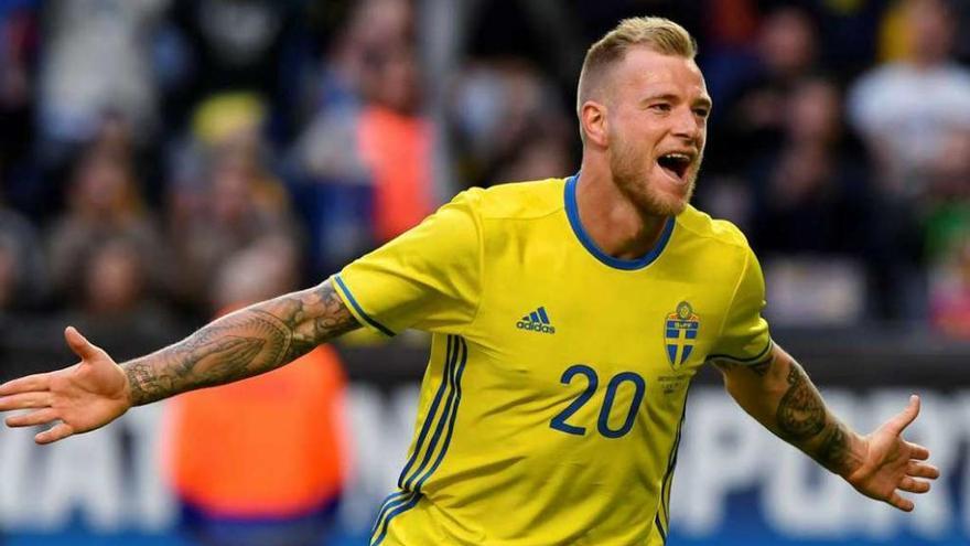 Guidetti celebra el tercer gol de Suecia ante Gales en el estadio de Solna, en Estocolmo . // Efe